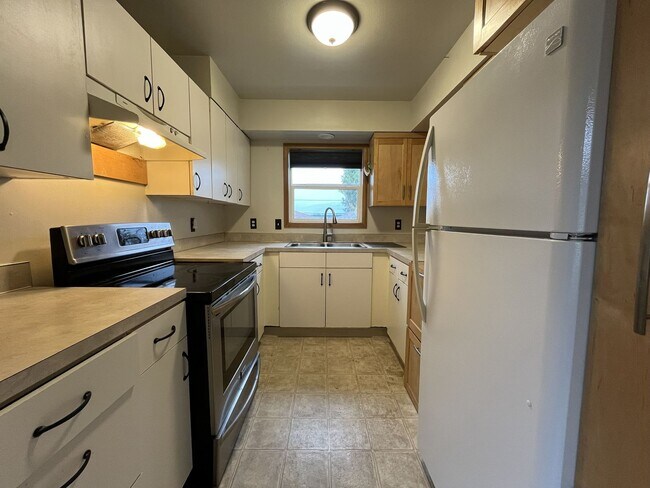 Building Photo - Cozy Portland Gem with Bright, Open Living...