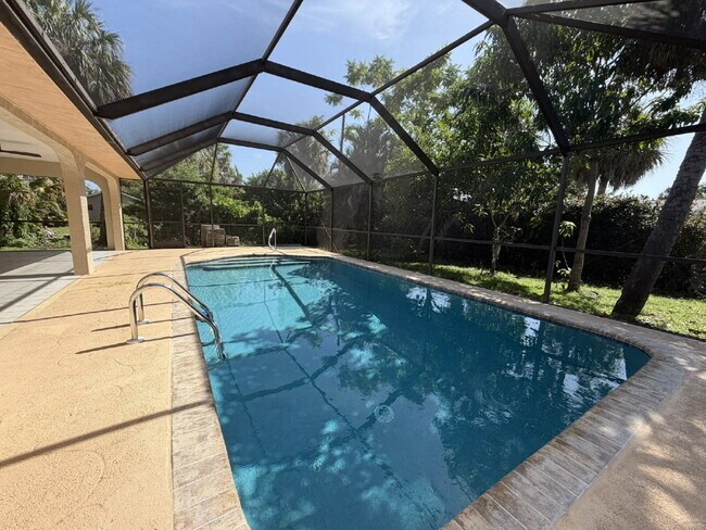 Building Photo - "Charming 3-Bedroom Retreat with 2 Full Baths on Aurora St NW!"