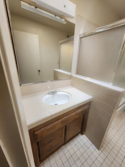 Building Photo - 5913 Auburn Oaks Dr