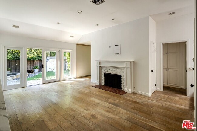 Building Photo - 11362 Chenault St