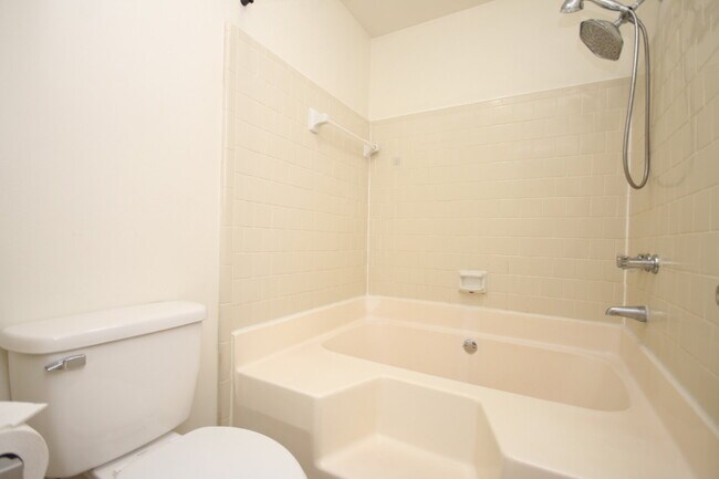 Building Photo - Charming Renovated 3/2 Cottage with Granit...