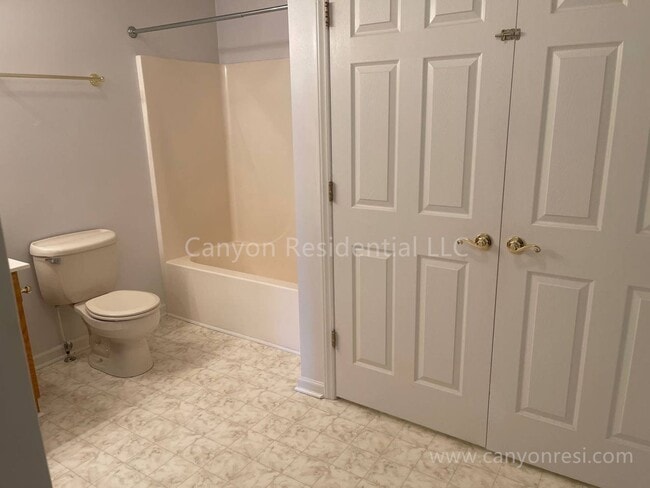 Building Photo - Beautiful 3b2b, ready to move in!