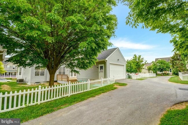 Building Photo - 240 Davis St