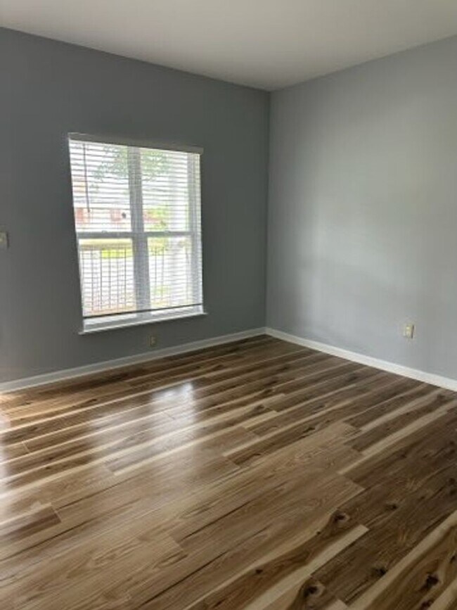 Building Photo - Newly renovated two bedroom apartments