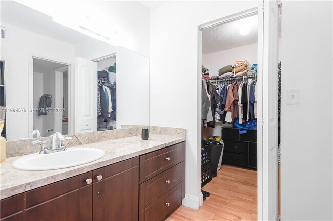 Building Photo - 8885 Fontainebleau Blvd