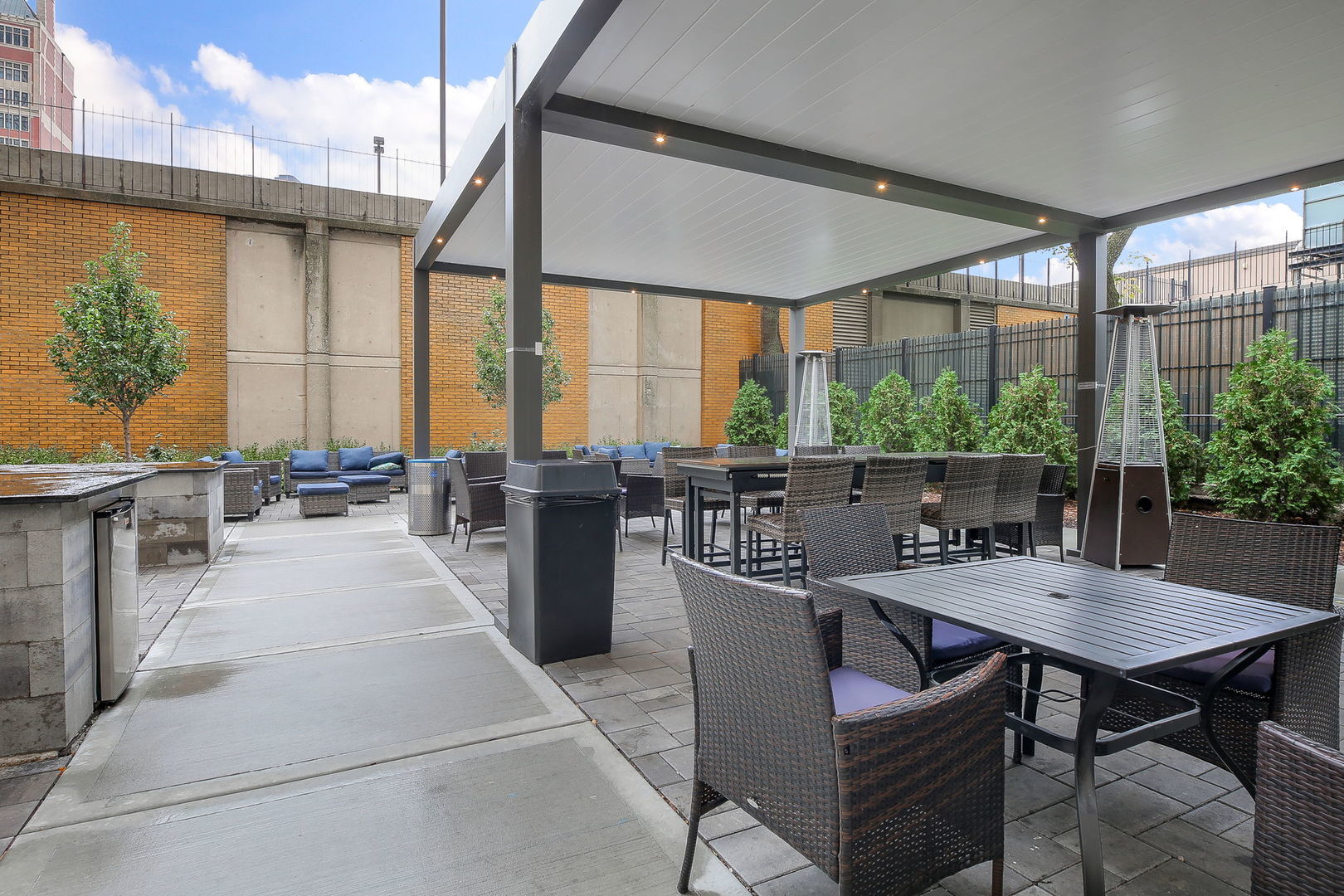 Building Photo - 3950 N Lake Shore Dr