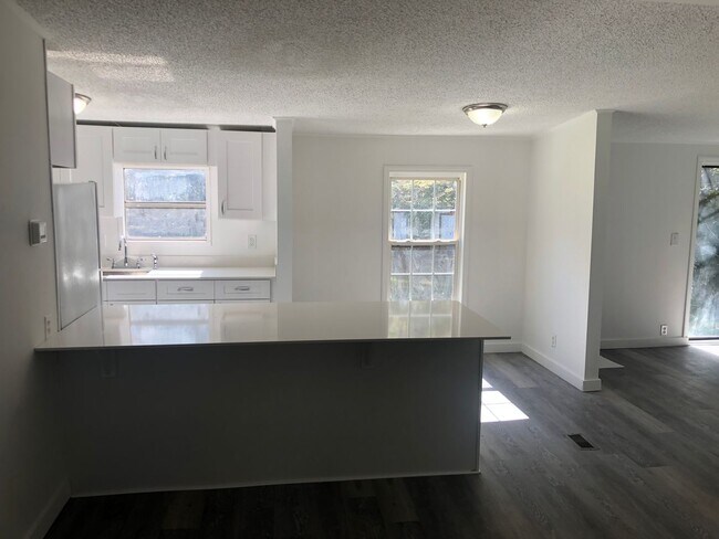 Building Photo - Spacious 3 bed 2 bath house in the greater...