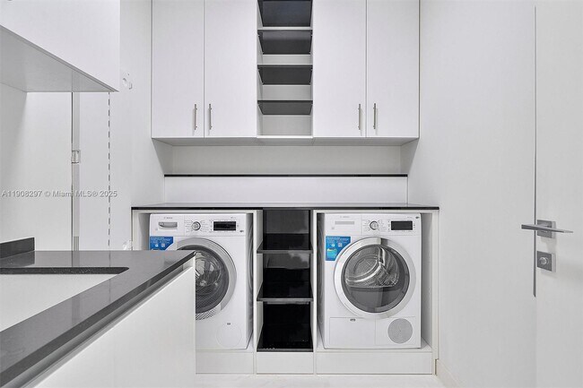 Building Photo - 300 Biscayne Blvd Way