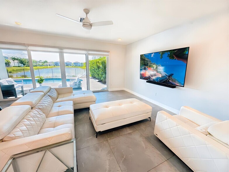 Building Photo - 15377 Green River Ct