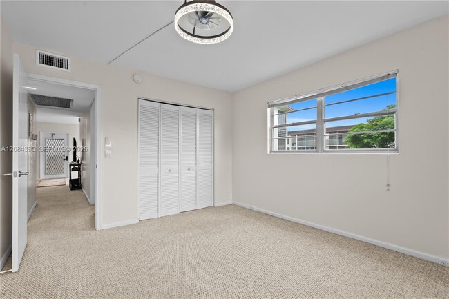 Building Photo - 523 Fanshaw M