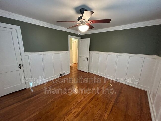 Building Photo - 2461 Lyndhurst Ave
