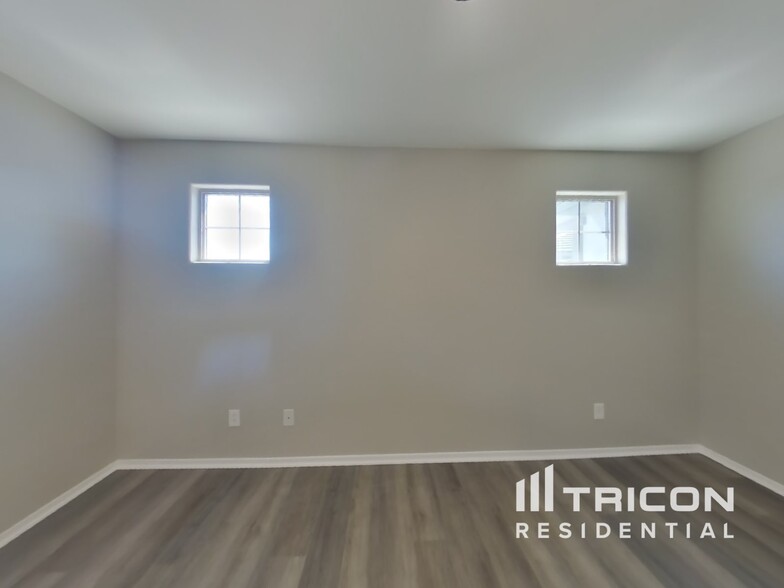 Building Photo - 323 N 56th Pl