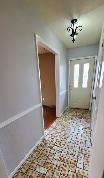 Entryway - 818 N Timberline Cir W