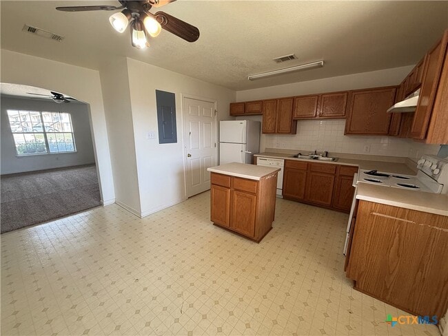 Building Photo - 705 S Amy Ln