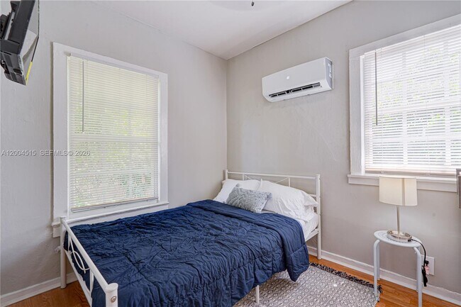 Building Photo - 227 SW 30th Ave