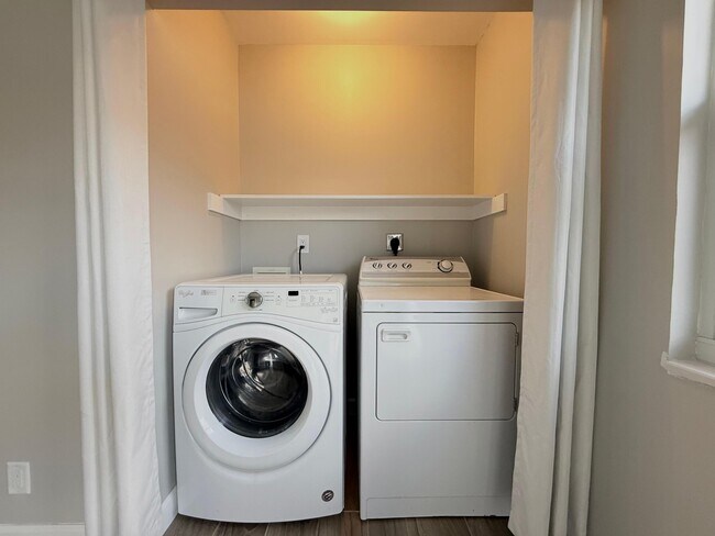 Building Photo - 1001 W 9th St