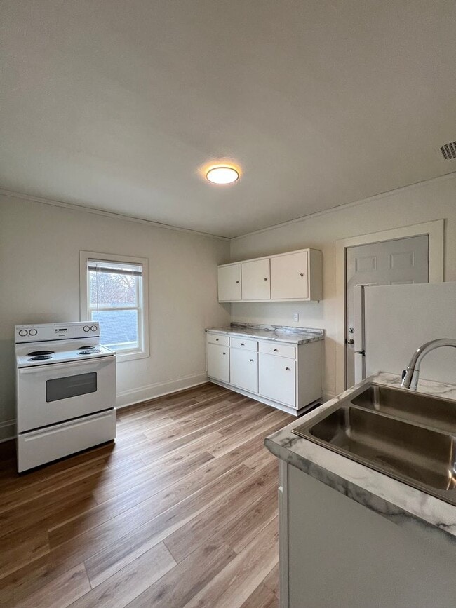 Building Photo - 835 Waugoo Ave