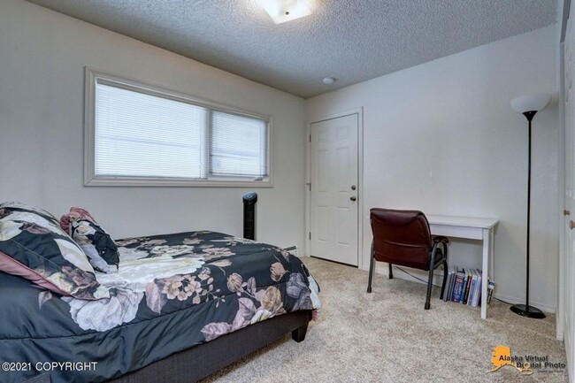 Building Photo - 3 Bedroom Unit w/ Garage in the U-MED Dist...