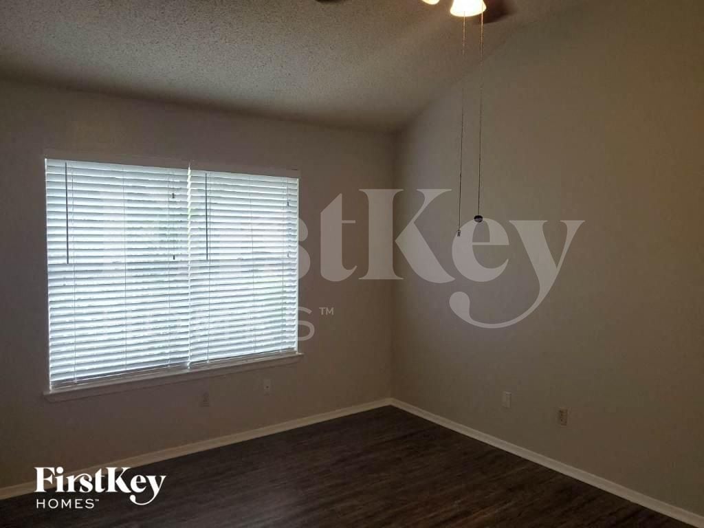 Building Photo - 21134 Western Valley Dr