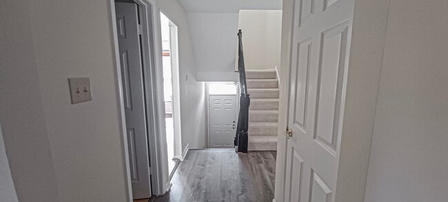 Building Photo - Very Charming 3 Bedroom And 2.5 Bathroom Townhouse With Private Deck In Country Creek