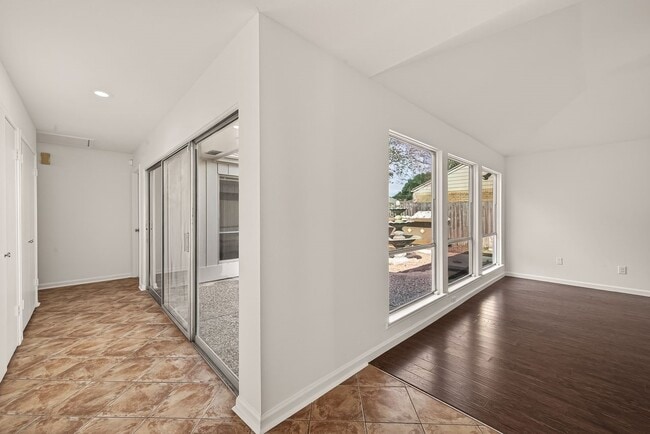 Building Photo - 1007 Apache Falls Dr