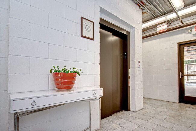 Building Photo - 2802 Morrison St