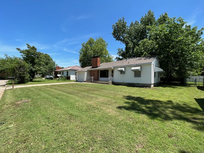 Building Photo - 2204 S Osage Ave