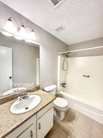 Building Photo - 2206 Shadowdale Dr