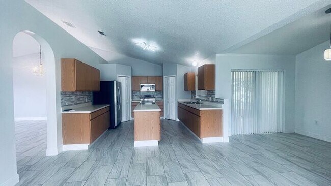 Building Photo - 729 Del Rio Way