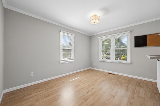 Building Photo - 1615 Colonial Way
