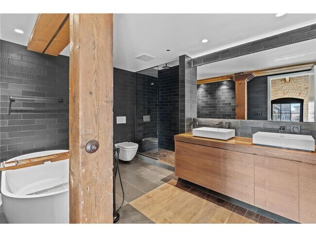 Building Photo - 404 N Washington Ave