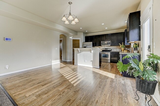 Building Photo - HUGE SIX (6!!!) BD HOME IN LORSON RANCH!