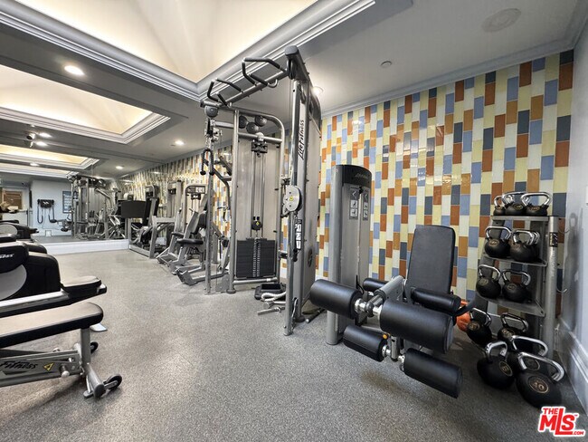 Building Photo - 10520 Wilshire Blvd