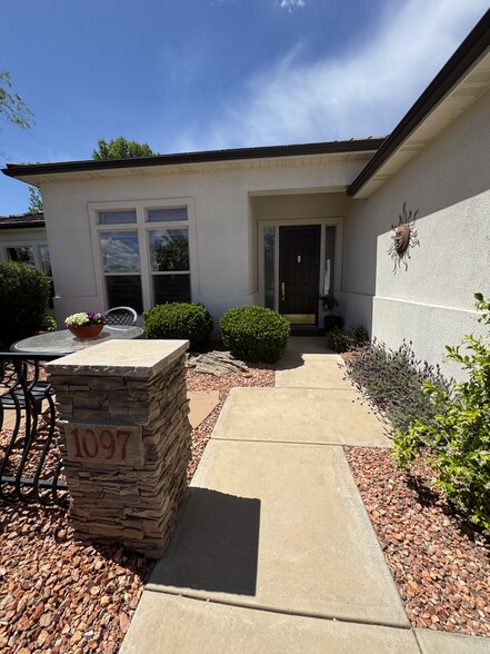 Building Photo - 1097 N Berkshire Dr
