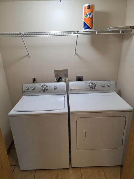 Building Photo - 1003 S Riggen St