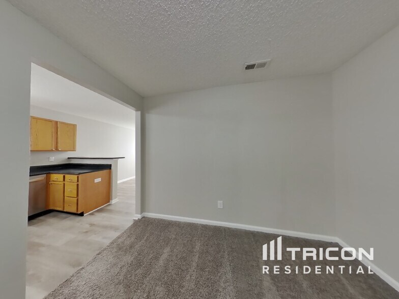 Building Photo - 2347 Middle View Dr
