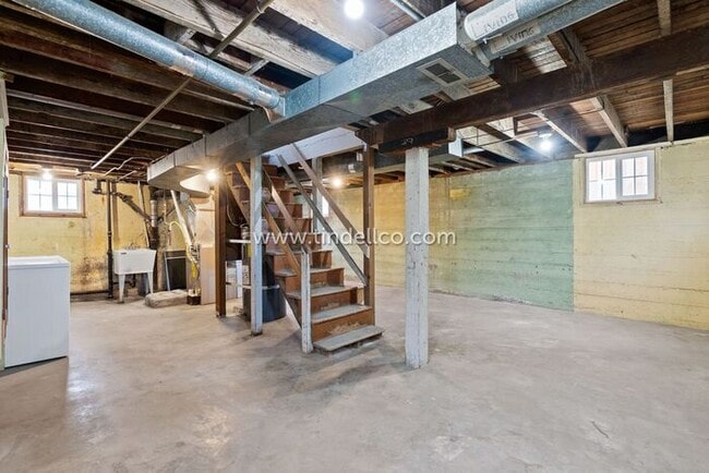Building Photo - Updated 3 bedroom, 3 Level Home near New S...