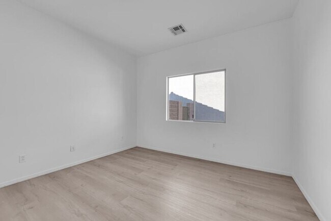Building Photo - 3 Bedrooms, 2 Bathroom single story home i...