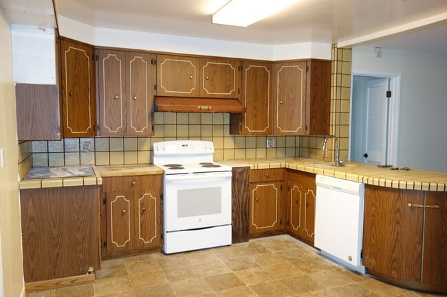 Building Photo - ? Charming Country Home Available November! ?
