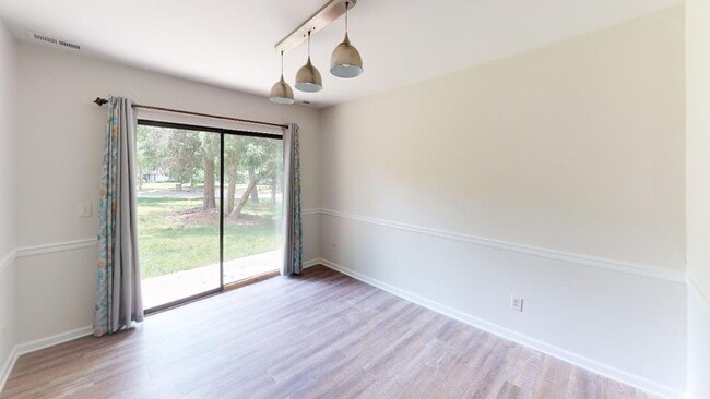 Building Photo - Updated 3 bed 2 bath in the tree lined Bir...