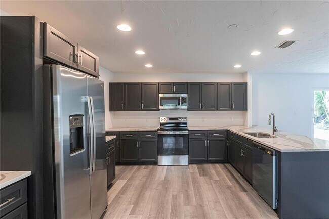 Building Photo - 326 W Grace St