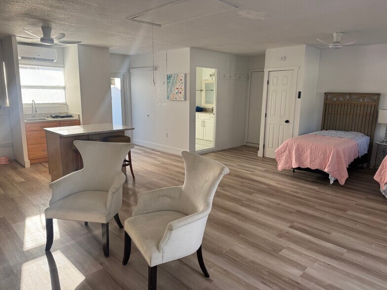 Building Photo - 215 Pelican Dr