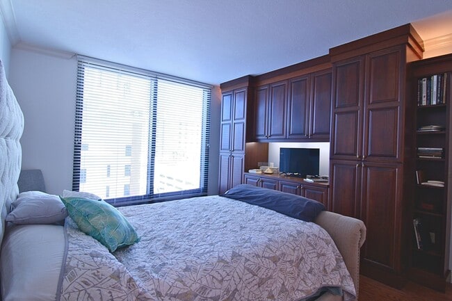 Building Photo - Luxury Living with Breathtaking City Views – Stunning Furnished 3BR/3BA in Bayfront Tower
