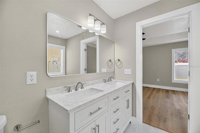 Building Photo - 10610 Boyette Creek Blvd