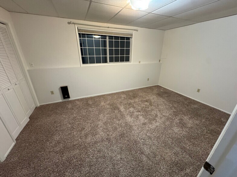 Building Photo - 4913-4915 N Drury Rd