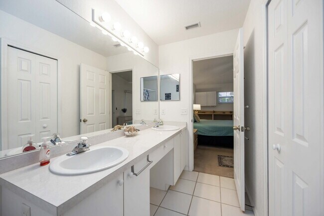 Building Photo - Nestled in the picturesque community of Rotonda Lakes!