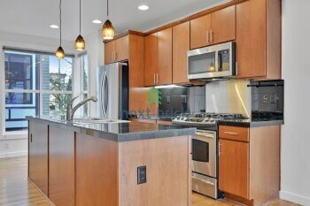 Building Photo - Move-In Ready 3-Bed, 3.5-Bath Home in Prime Location