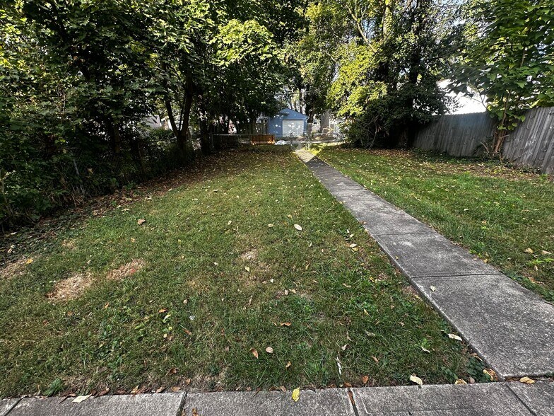 Building Photo - 913 Oakwood Ave