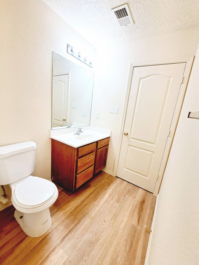 Building Photo - Gorgeous 4-bedroom, 2-bath home featuring ...