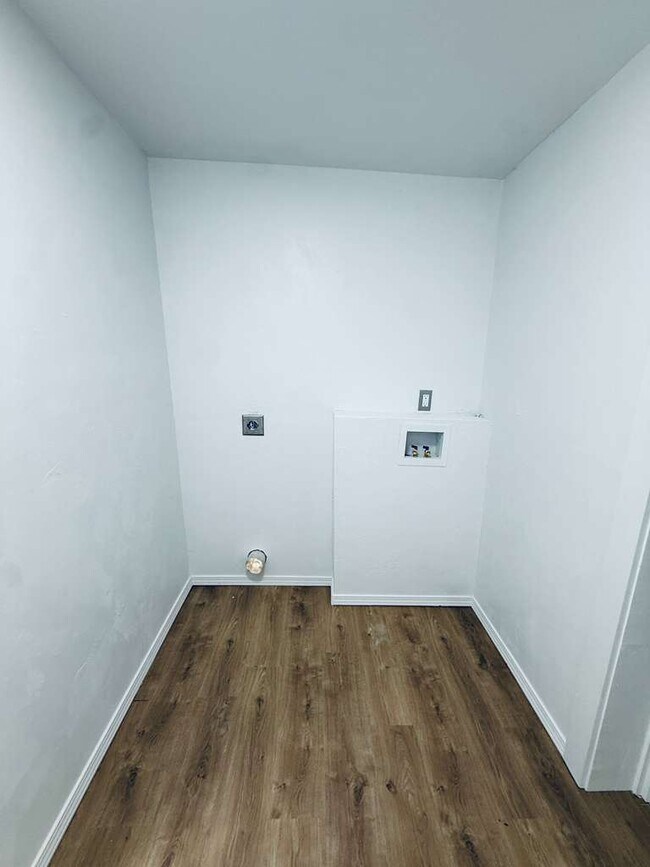 Building Photo - 124 E Northrup Dr